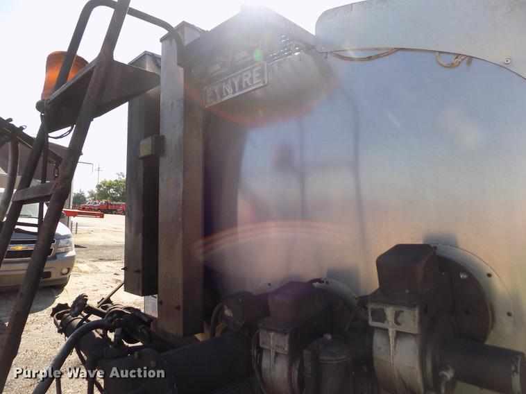 image for item ER9113 1998 Ford F800 oil distribution truck