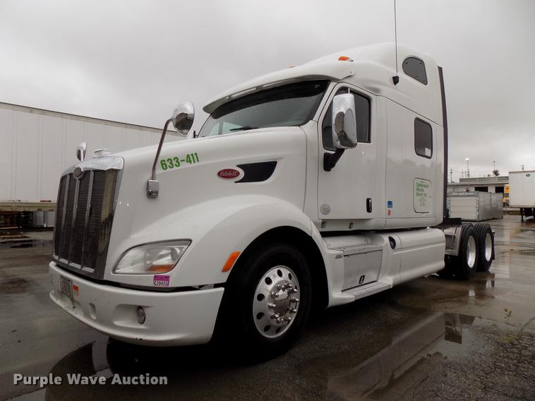 image for item DB8564 2013 Peterbilt 587 semi truck