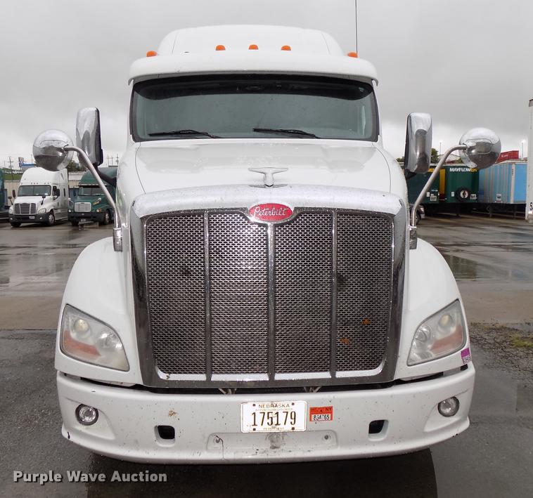 image for item DB8564 2013 Peterbilt 587 semi truck