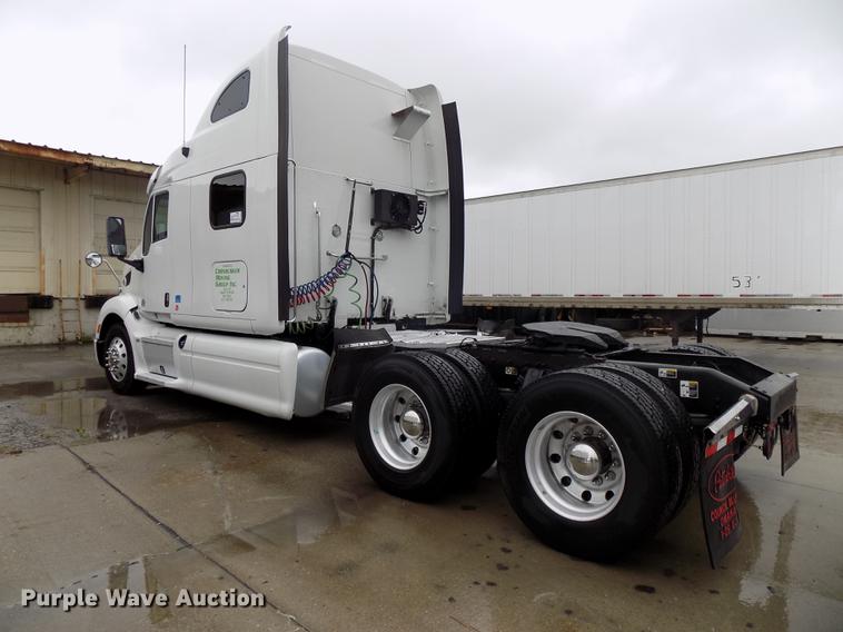 image for item DB8564 2013 Peterbilt 587 semi truck