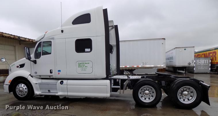 image for item DB8564 2013 Peterbilt 587 semi truck