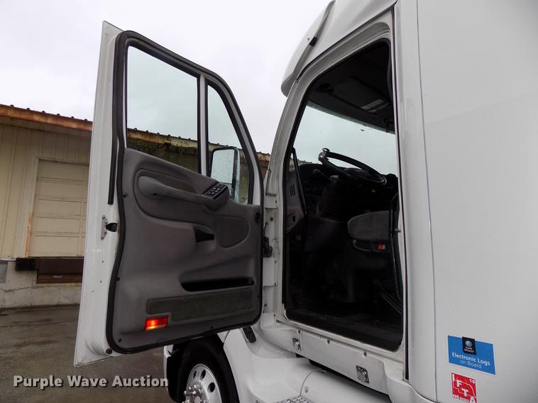 image for item DB8564 2013 Peterbilt 587 semi truck