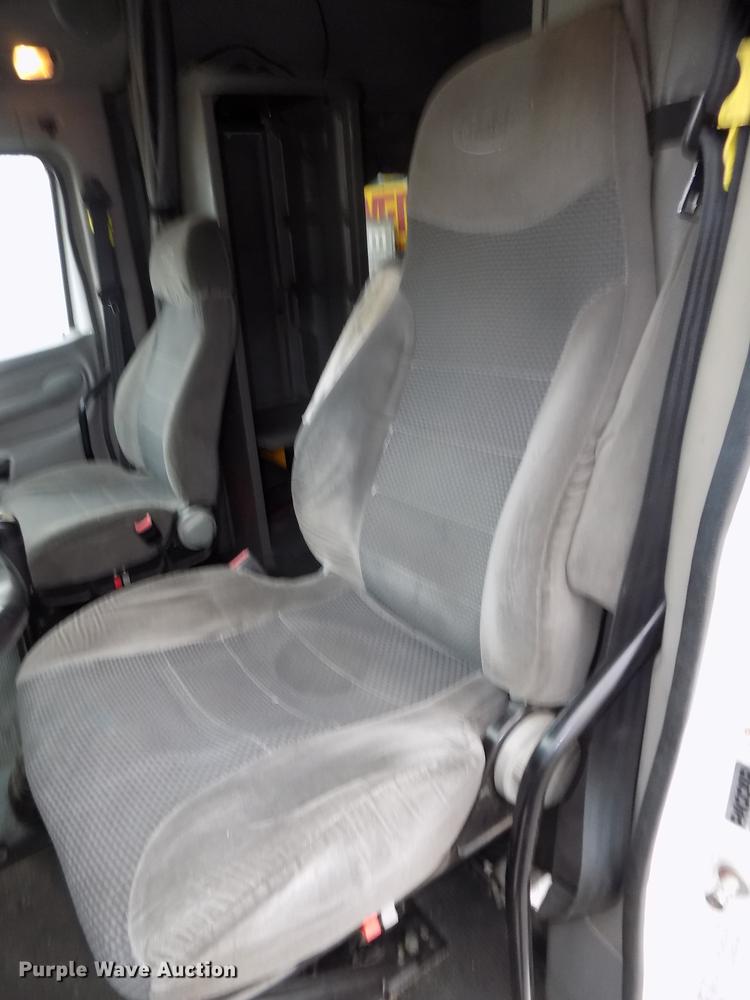 image for item DB8564 2013 Peterbilt 587 semi truck