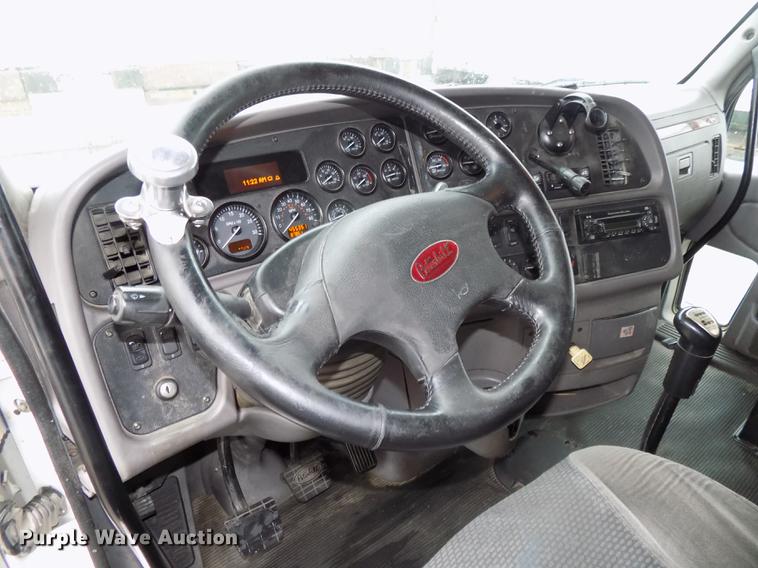 image for item DB8564 2013 Peterbilt 587 semi truck