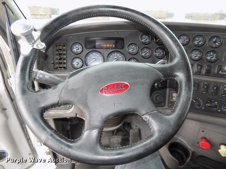 image for item DB8564 2013 Peterbilt 587 semi truck