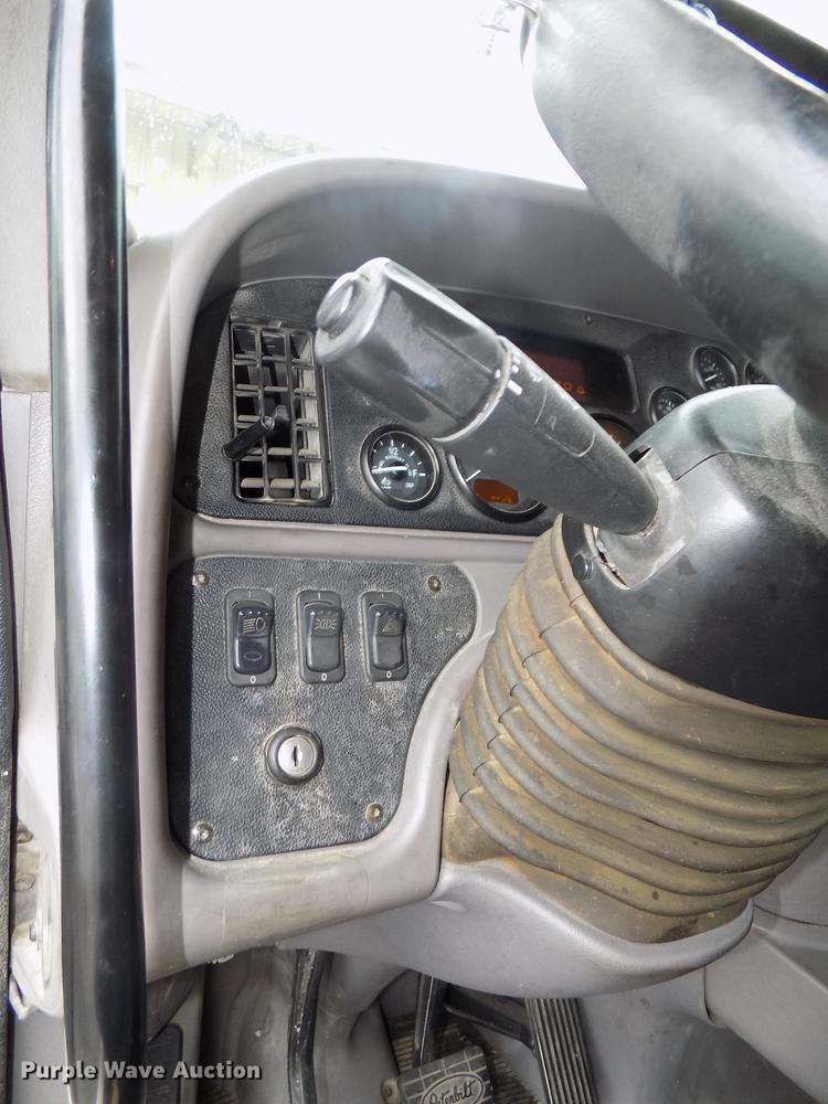 image for item DB8564 2013 Peterbilt 587 semi truck