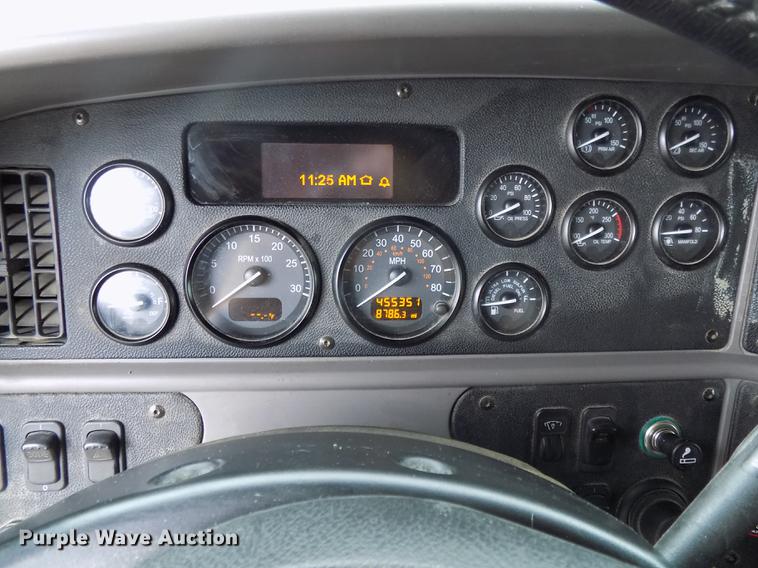 image for item DB8564 2013 Peterbilt 587 semi truck