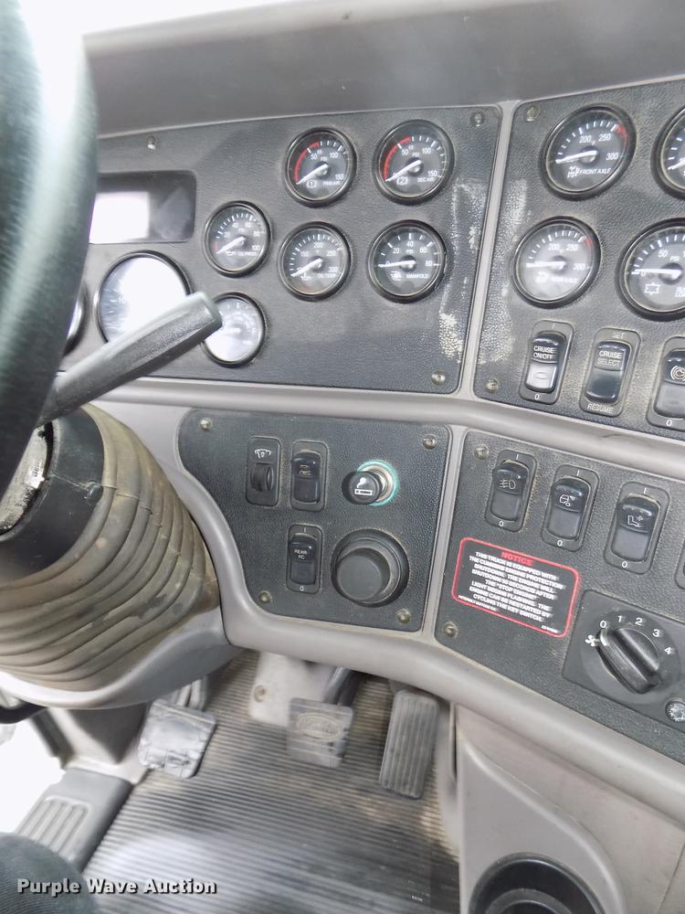 image for item DB8564 2013 Peterbilt 587 semi truck