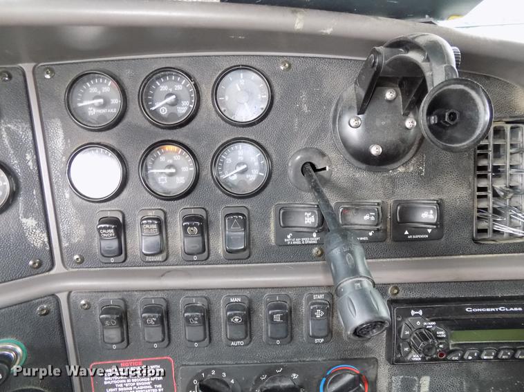 image for item DB8564 2013 Peterbilt 587 semi truck