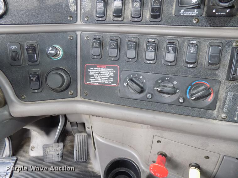 image for item DB8564 2013 Peterbilt 587 semi truck