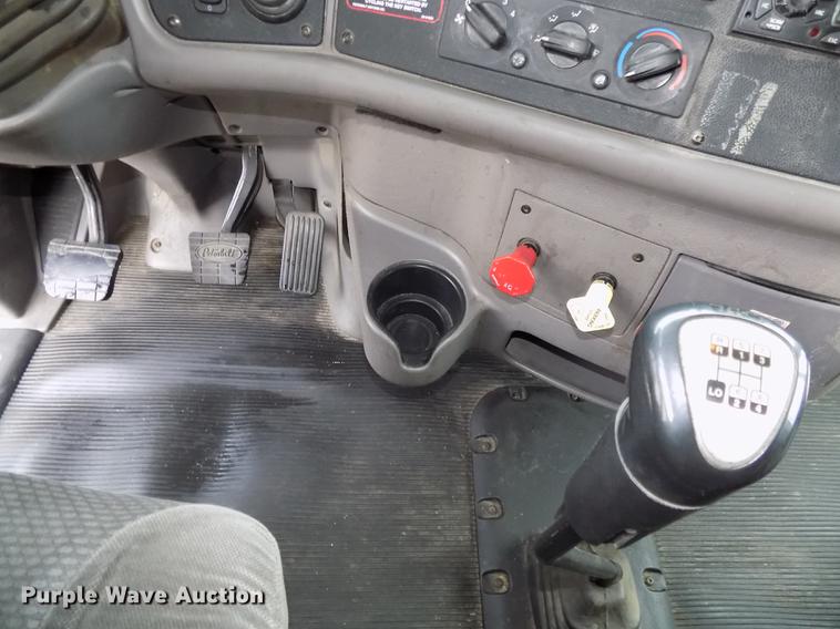 image for item DB8564 2013 Peterbilt 587 semi truck