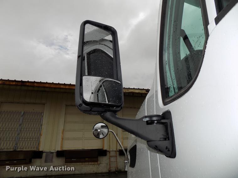 image for item DB8564 2013 Peterbilt 587 semi truck