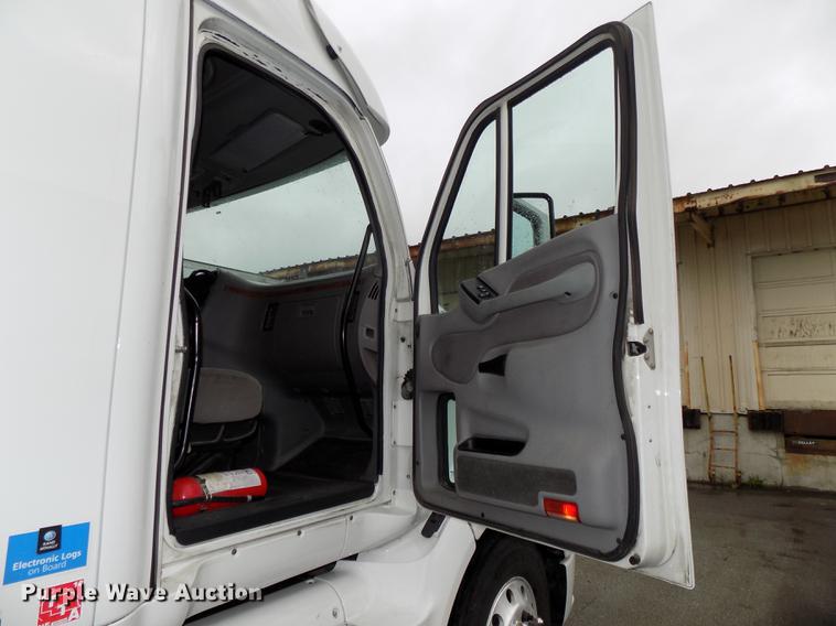 image for item DB8564 2013 Peterbilt 587 semi truck