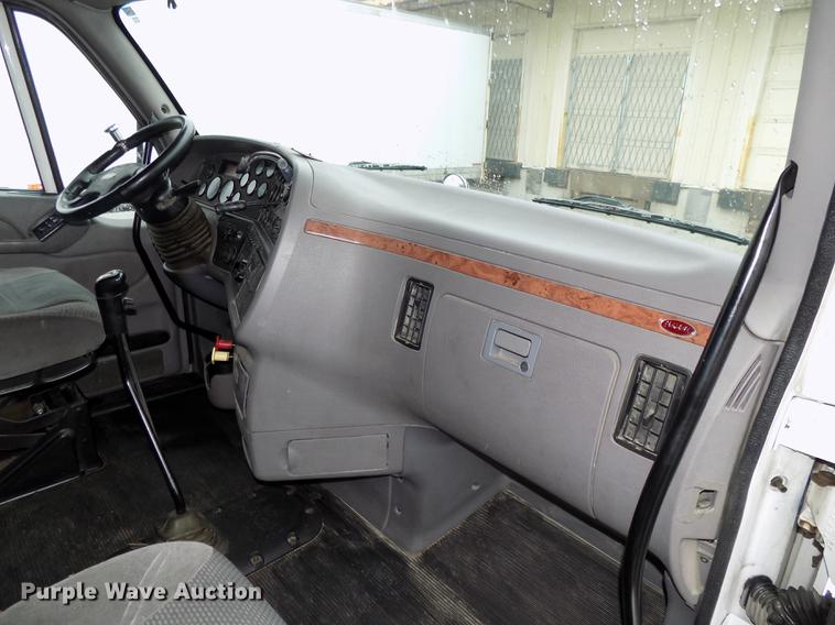 image for item DB8564 2013 Peterbilt 587 semi truck