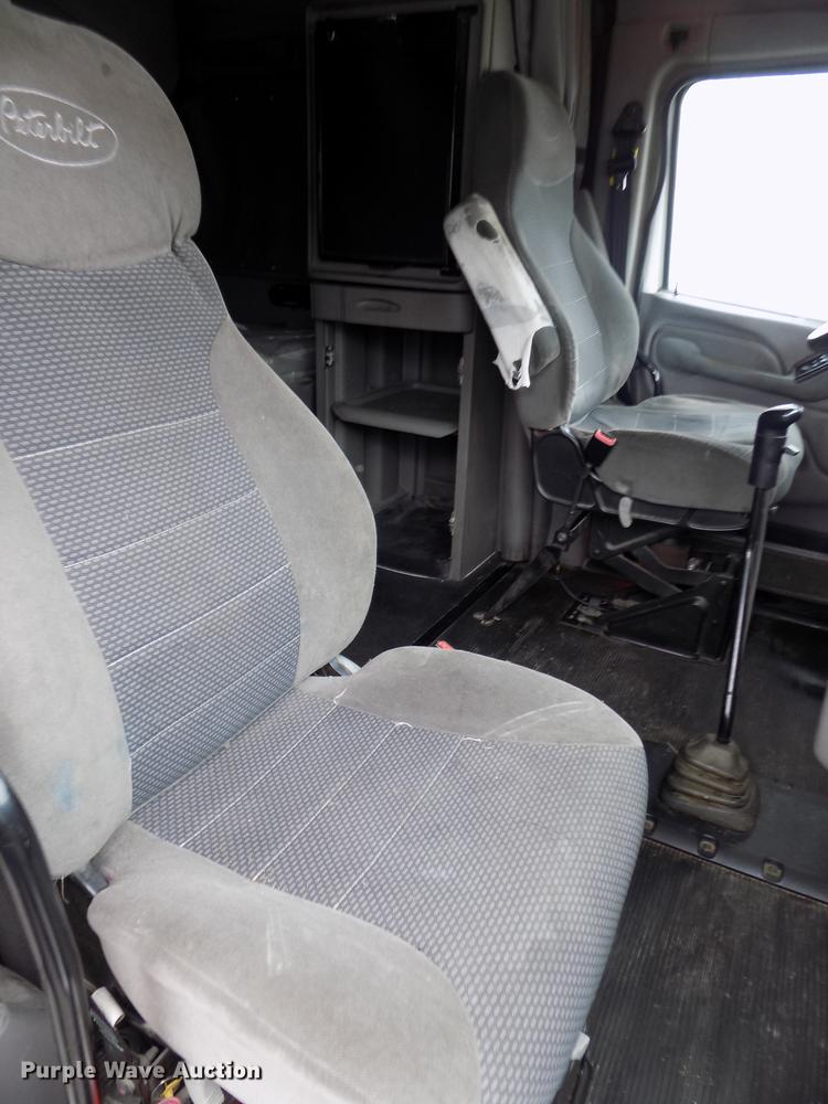 image for item DB8564 2013 Peterbilt 587 semi truck