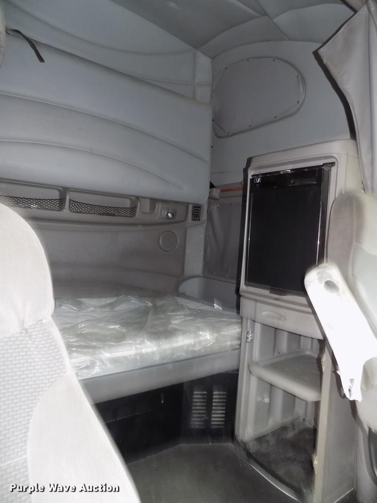 image for item DB8564 2013 Peterbilt 587 semi truck