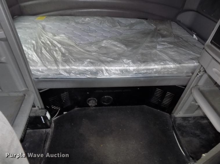 image for item DB8564 2013 Peterbilt 587 semi truck