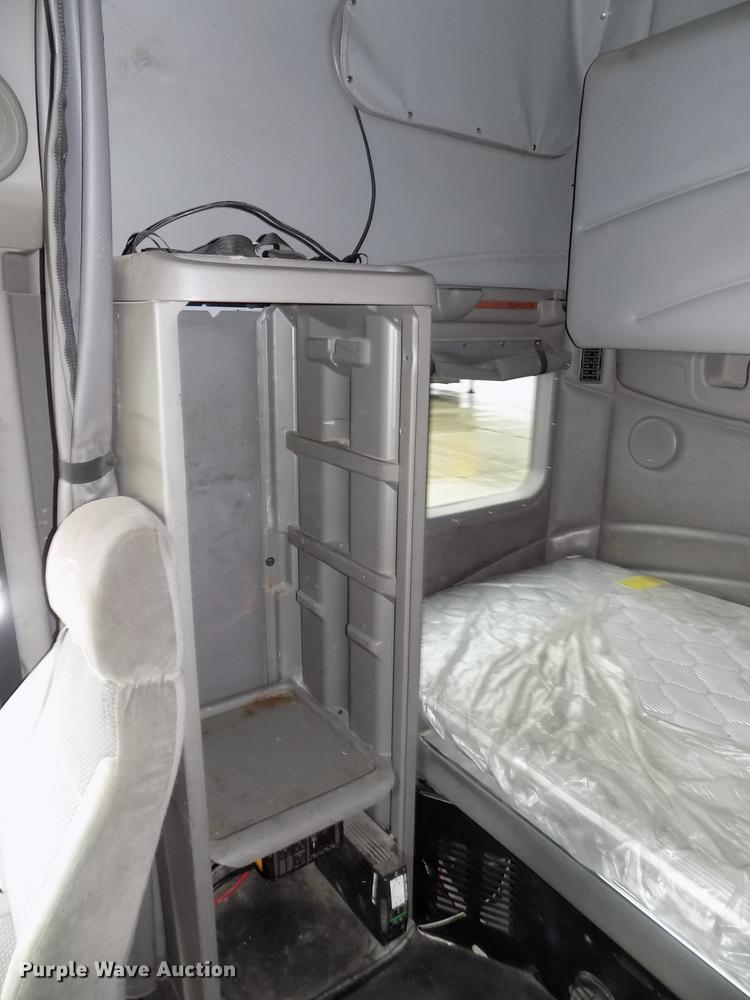 image for item DB8564 2013 Peterbilt 587 semi truck