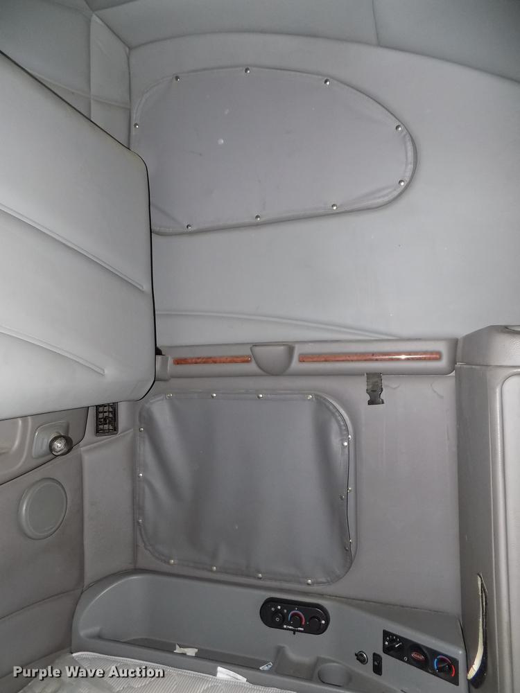 image for item DB8564 2013 Peterbilt 587 semi truck