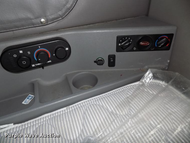 image for item DB8564 2013 Peterbilt 587 semi truck