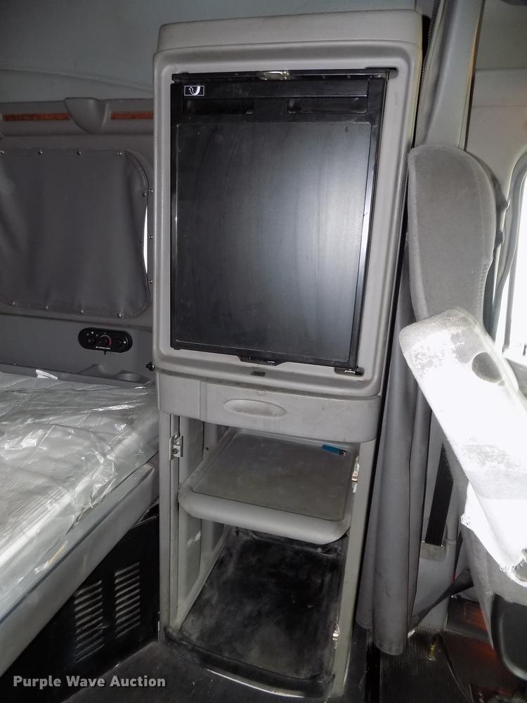 image for item DB8564 2013 Peterbilt 587 semi truck