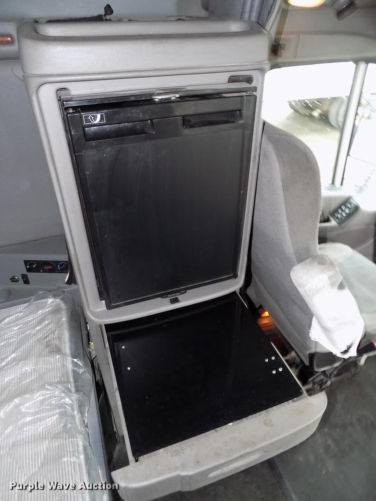 image for item DB8564 2013 Peterbilt 587 semi truck