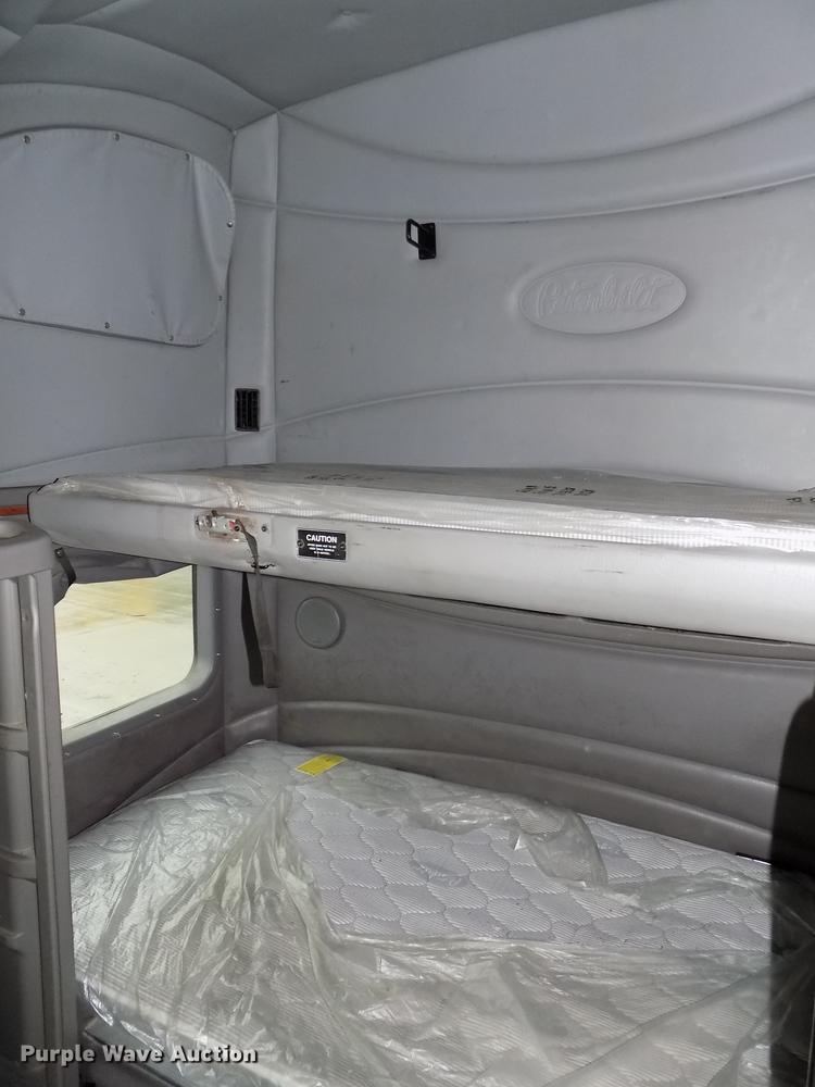 image for item DB8564 2013 Peterbilt 587 semi truck