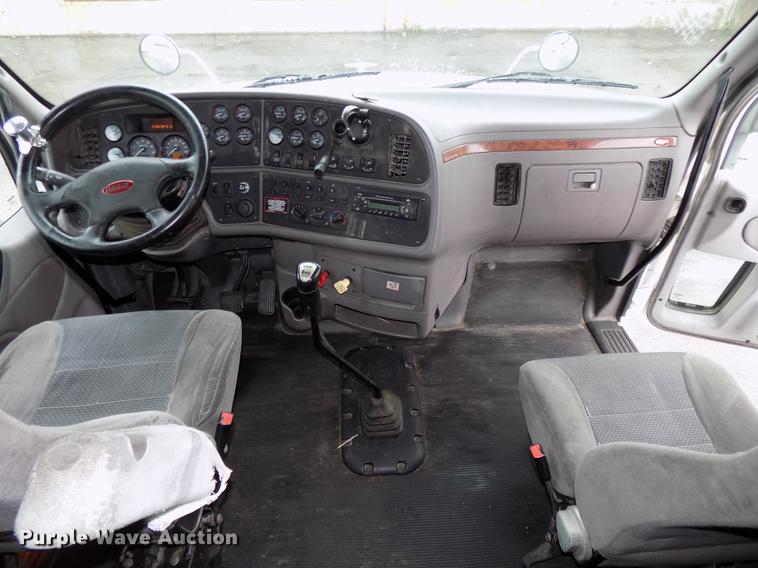 image for item DB8564 2013 Peterbilt 587 semi truck