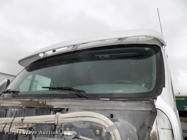 image for item DB8564 2013 Peterbilt 587 semi truck