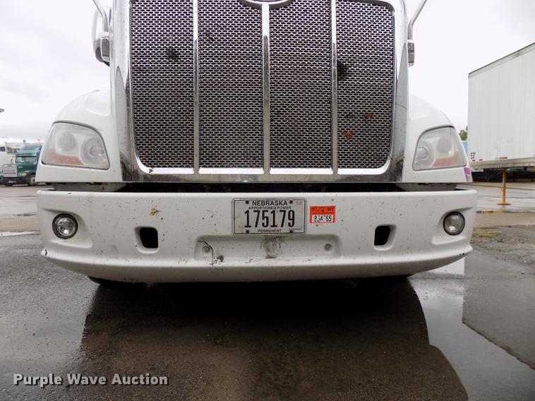 image for item DB8564 2013 Peterbilt 587 semi truck
