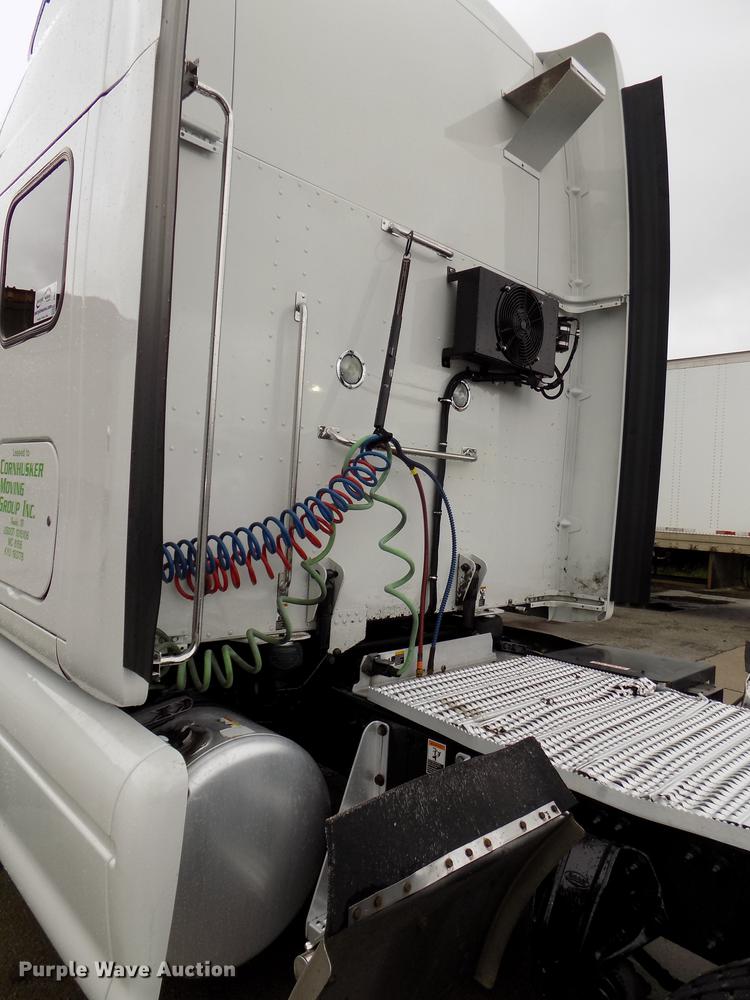 image for item DB8564 2013 Peterbilt 587 semi truck
