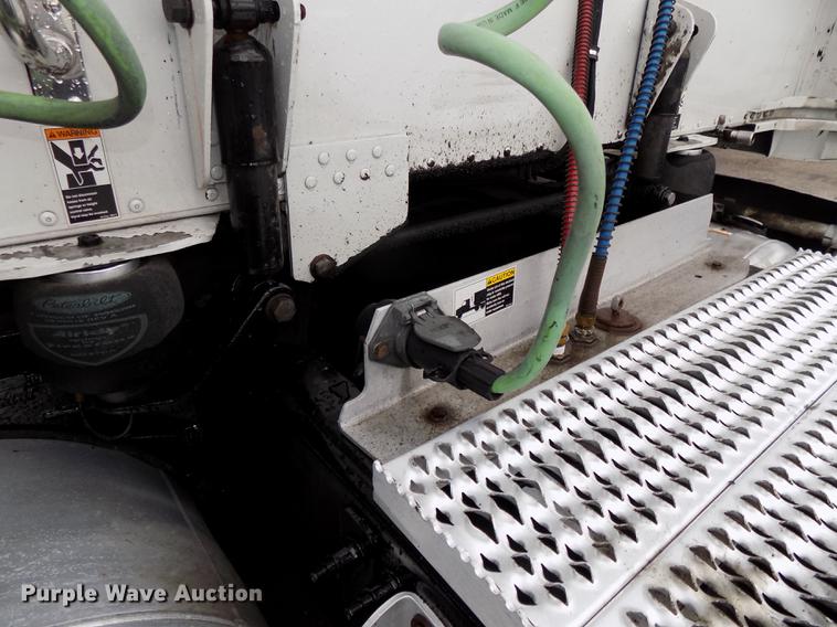 image for item DB8564 2013 Peterbilt 587 semi truck