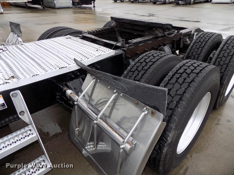 image for item DB8564 2013 Peterbilt 587 semi truck