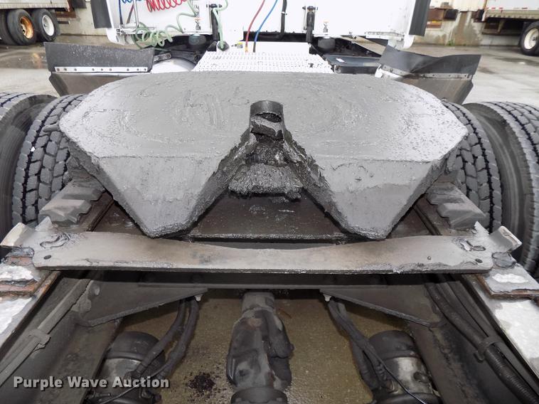 image for item DB8564 2013 Peterbilt 587 semi truck