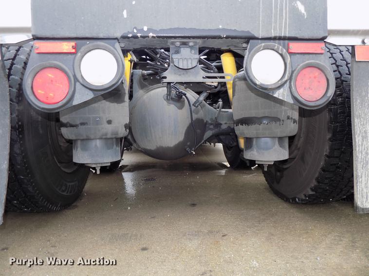 image for item DB8564 2013 Peterbilt 587 semi truck