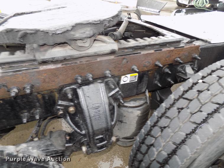 image for item DB8564 2013 Peterbilt 587 semi truck