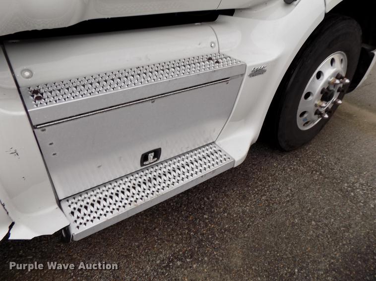 image for item DB8564 2013 Peterbilt 587 semi truck