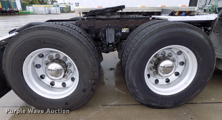 image for item DB8564 2013 Peterbilt 587 semi truck