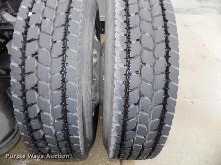 image for item DB8564 2013 Peterbilt 587 semi truck