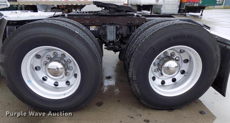 image for item DB8564 2013 Peterbilt 587 semi truck