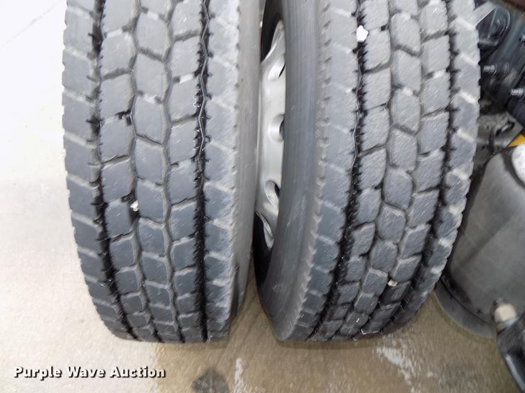 image for item DB8564 2013 Peterbilt 587 semi truck