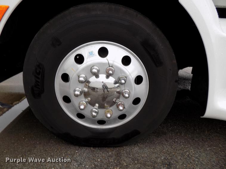 image for item DB8564 2013 Peterbilt 587 semi truck