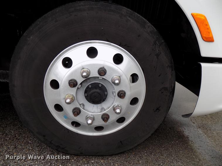 image for item DB8564 2013 Peterbilt 587 semi truck