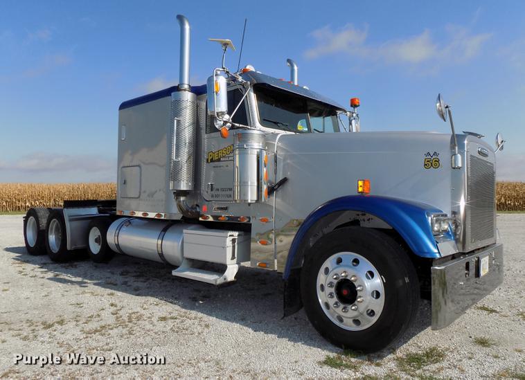 image for item DB8579 2007 Freightliner FLD132 XL Classic semi truck