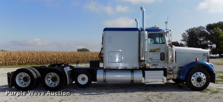 image for item DB8579 2007 Freightliner FLD132 XL Classic semi truck