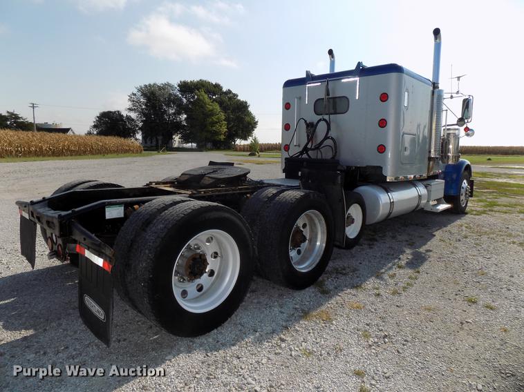 image for item DB8579 2007 Freightliner FLD132 XL Classic semi truck