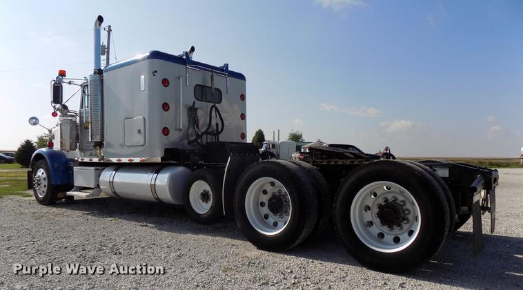 image for item DB8579 2007 Freightliner FLD132 XL Classic semi truck