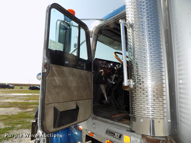 image for item DB8579 2007 Freightliner FLD132 XL Classic semi truck