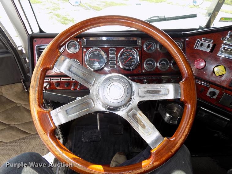 image for item DB8579 2007 Freightliner FLD132 XL Classic semi truck