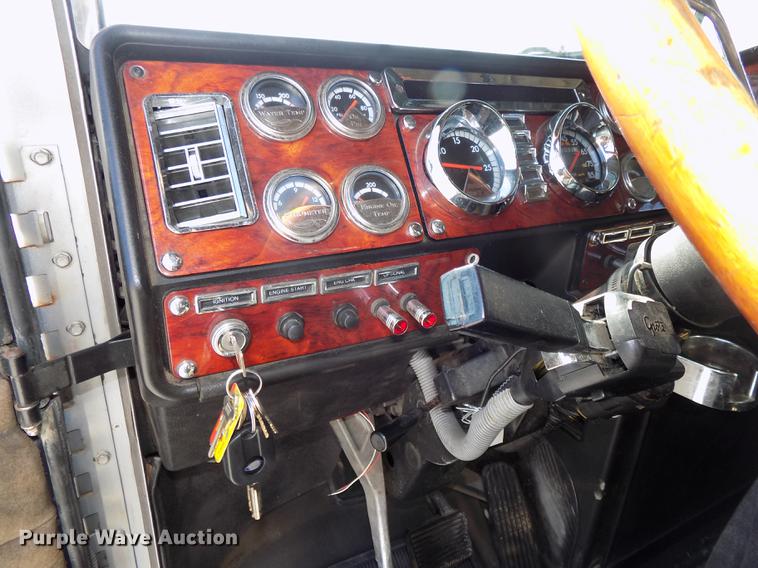 image for item DB8579 2007 Freightliner FLD132 XL Classic semi truck